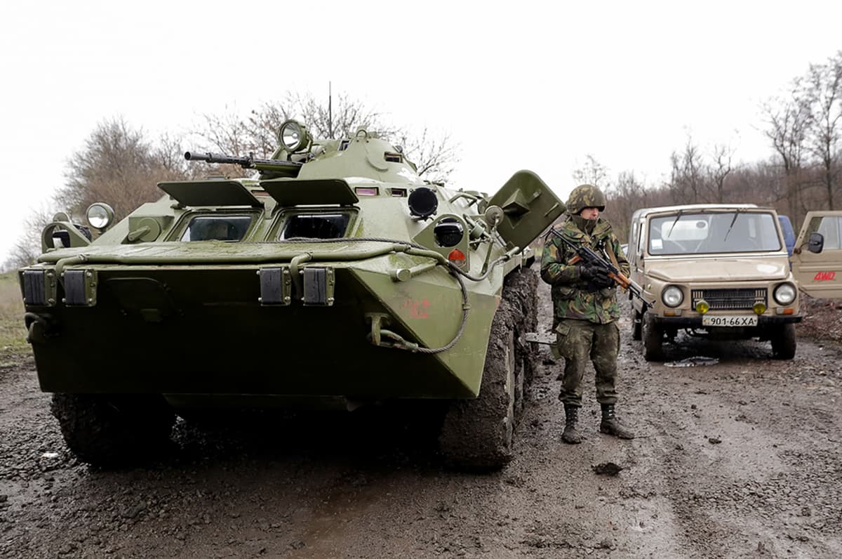 Ukrainalainen sotilas ja panssaroitu miehistönkuljetusajoneuvo partioimassa Luganskin ja Slovjanskin välisellä maantiellä lähellä Slovjanskia.