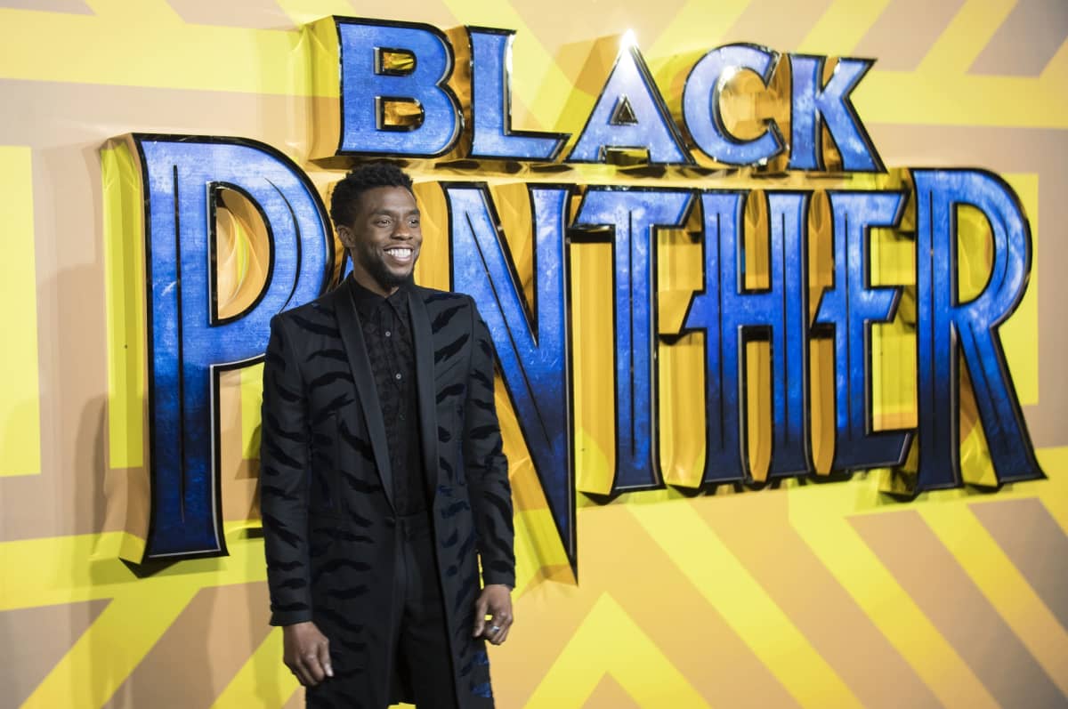 Chadwick Boseman esittää supersankari Mustaa pantteria.