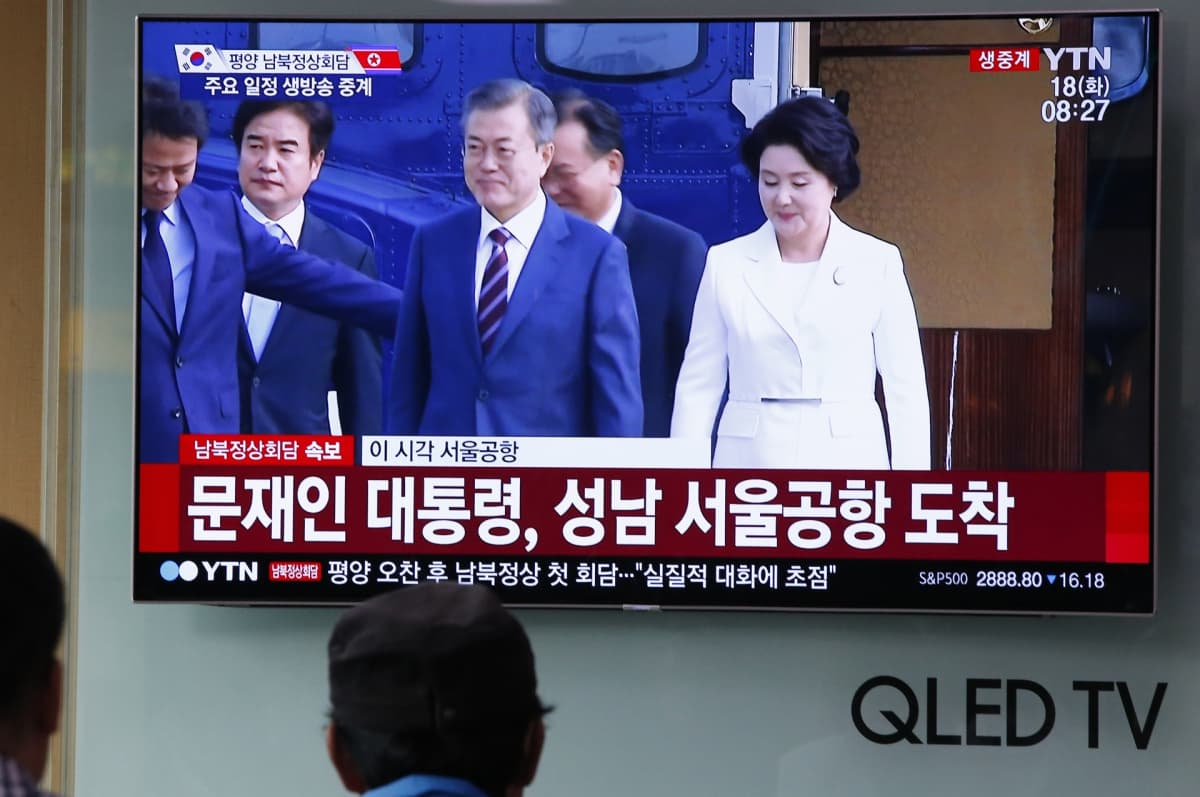 Etelä-Korean presidentti Moon Jae-in ja hänen vaimonsa Kim Jung-sook televisioruudulla matkalla Pohjois-Koreaan.