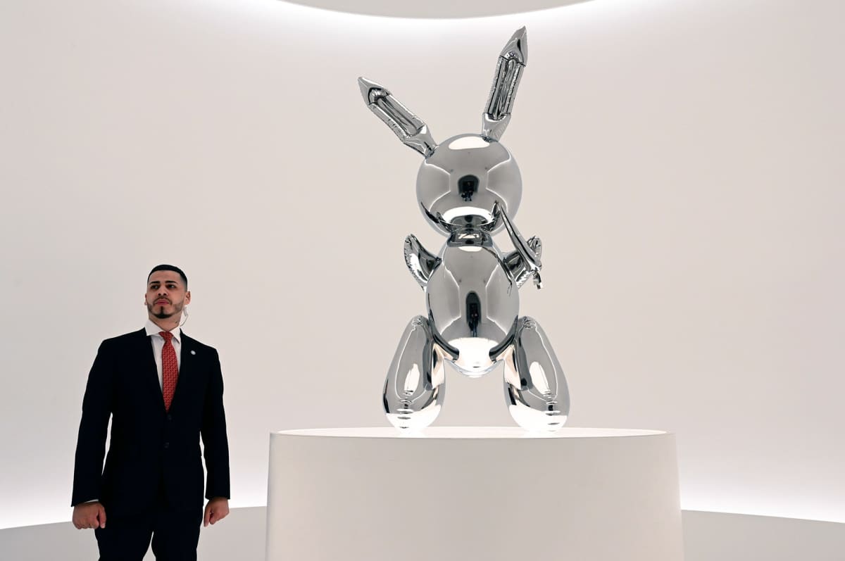 Jeff Koonsin Rabbit-veistos huutokaupattiin runsaalla 91 miljoonalla  dollarilla – maailman kallein elävän taiteilijan teos