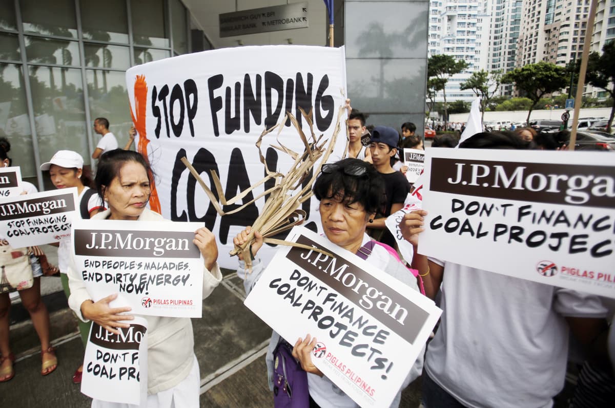 Filippiiniläiset ilmastoaktivistit osoittavat mieltään  JP Morganin investointipolitiikkaa vastaan.