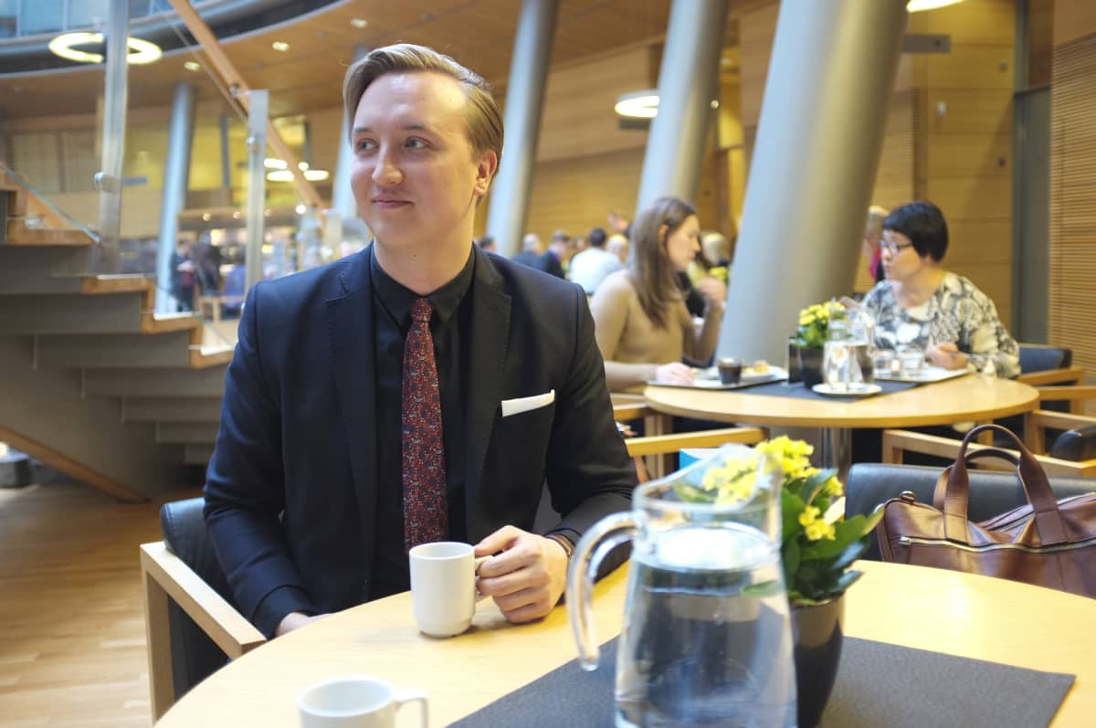 Ilmari Nurminen kuvattuna kahvikupin ääressä Pikkuparlamentissa huhtikuussa 2016. 