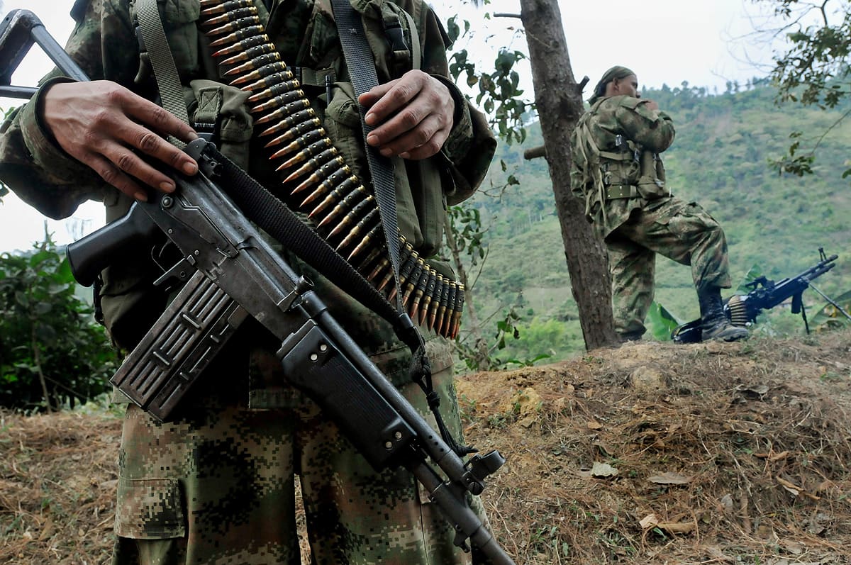 Separatistiryhmä FARC:n jäseniä partioimassa lähellä tietä Keski-Kolumbiassa.