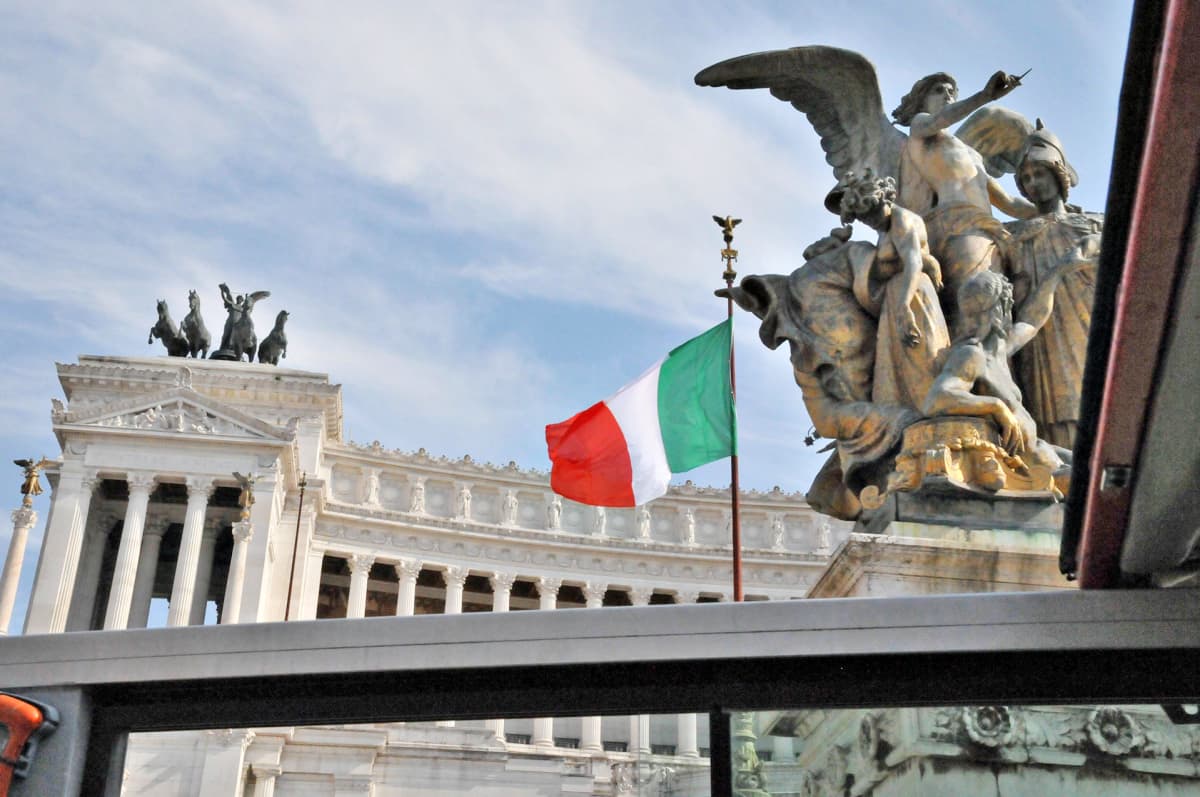 Veistoksia Piazza Venezian aukiolla Roomassa.