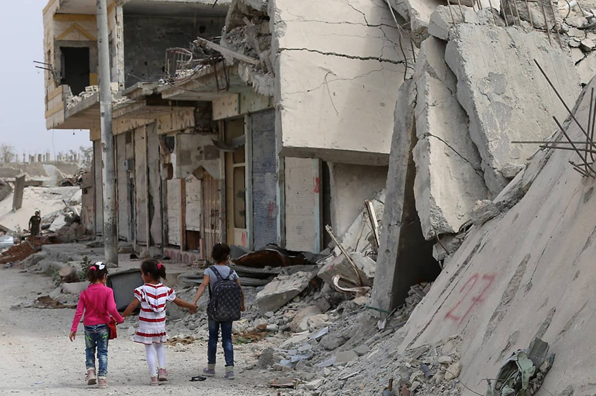 Syyrialaiset lapset kävelevät kohti koulua 6. lokakuuta Kobanen kaupungissa.