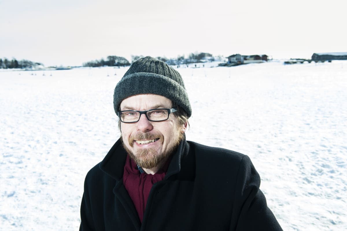 Kirjailija Tapio Koivukari pukee liperit kaulaan – ryhtyy määräaikaiseksi  papiksi Rauman seurakuntaan