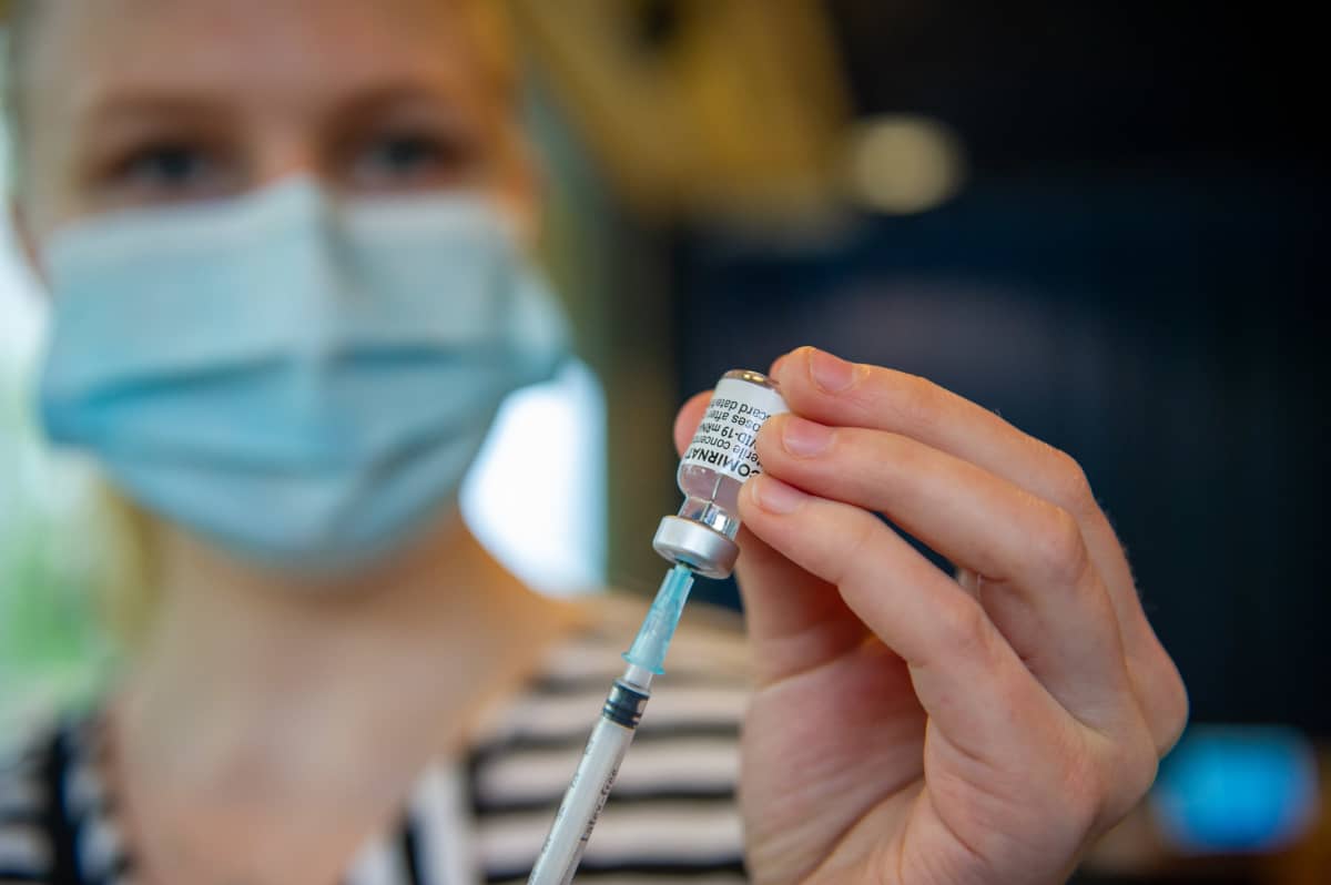 Pfizer-rokotetta valmistava sairaanhoitajat Vantaan Energia Areena rokotuskeskuksessa.