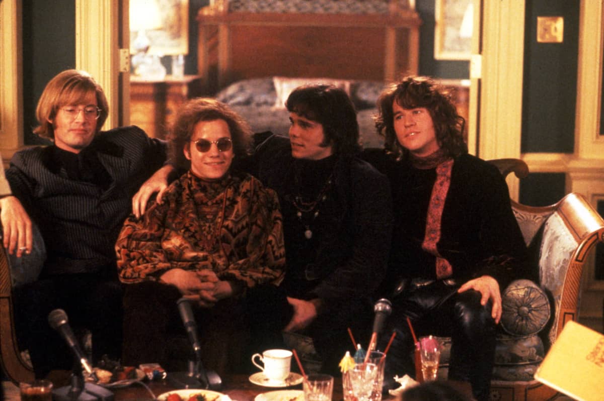 The Doors -elokuvan näyttelijät ryhmäkuvassa sohvalla rooleissaan.