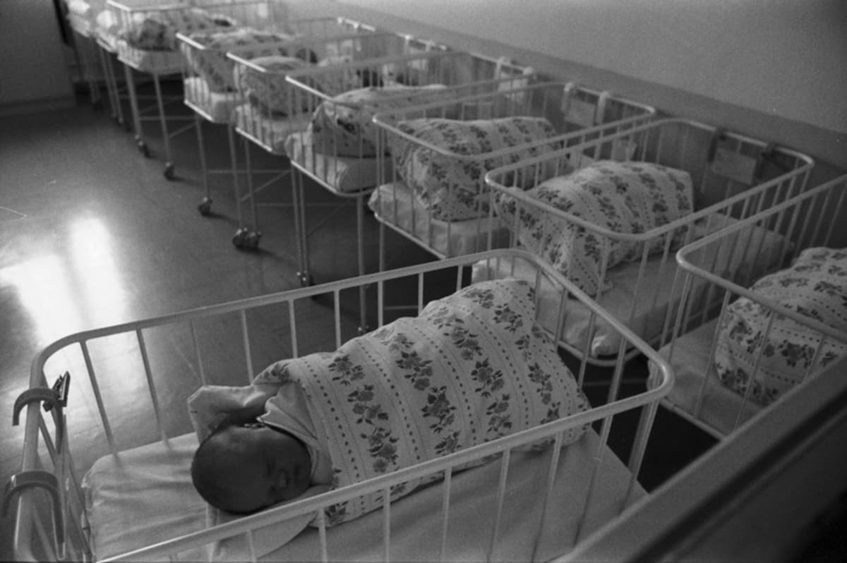 Vastasyntyneitä lastenhuoneessa Naistenklinikalla vuonna 1980. Kapaloidut vauvat tuotiin näytteille yksi kerrallaan.