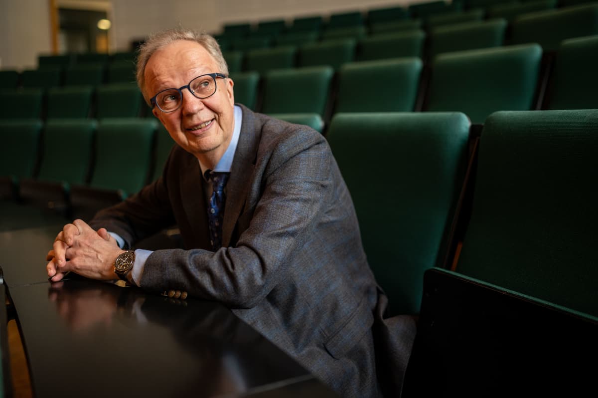 Toimittaja Unto Hämäläinen kuvattuna Mikkelin yliopistokeskuksessa. Hämäläinen luennoi samana päivänä.