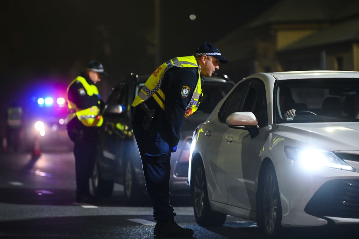 Poliisi tarkastaa autoja Uuden Etelä-Walesin ja Victorian rajalla