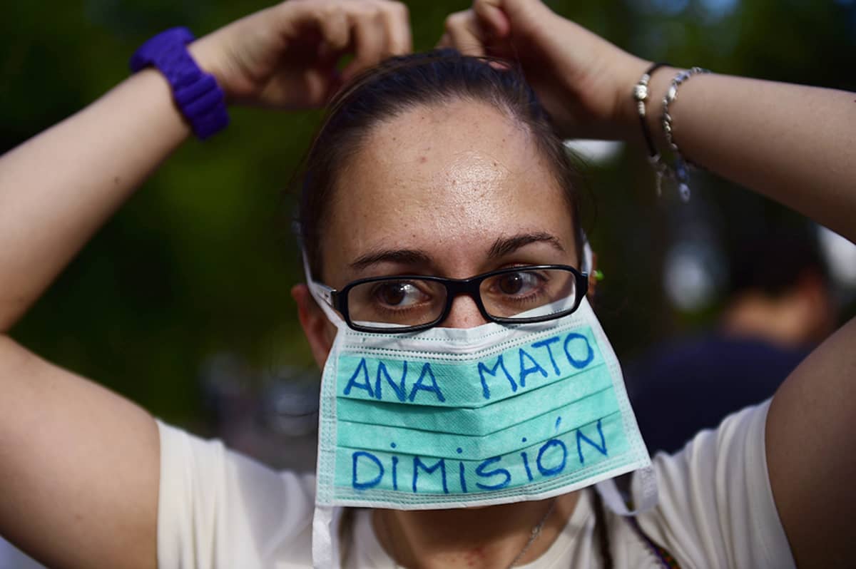 Terveydenhoitaja osallistui Espanjan sosiaali-, terveys- ja tasa-arvoministeri Ana Maton eroa vaatineeseen mielenosoitukseen Carlos III -sairaalan edustalla Madridissa 8. lokakuuta. 