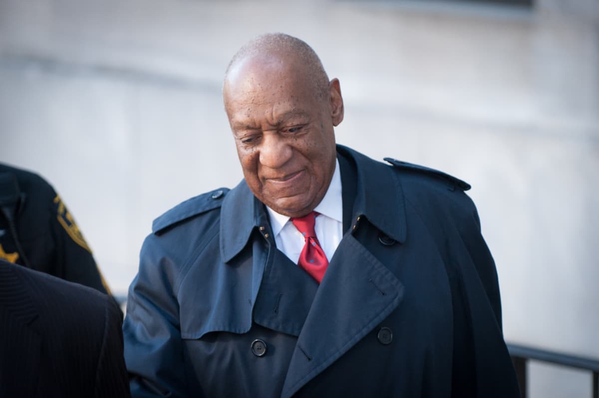 Bill Cosby saapumassa oikeudenkäyntiin huhtikuussa 2018