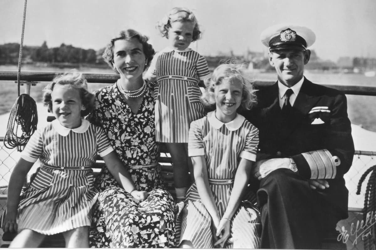 Kuningas Fredrik ja kuningatar Ingrid kolmen tyttärensä kanssa.