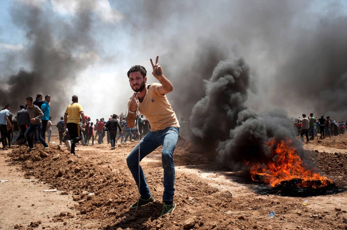 Mielenosoittajia Gazan kaistan vastaisella rajalla.