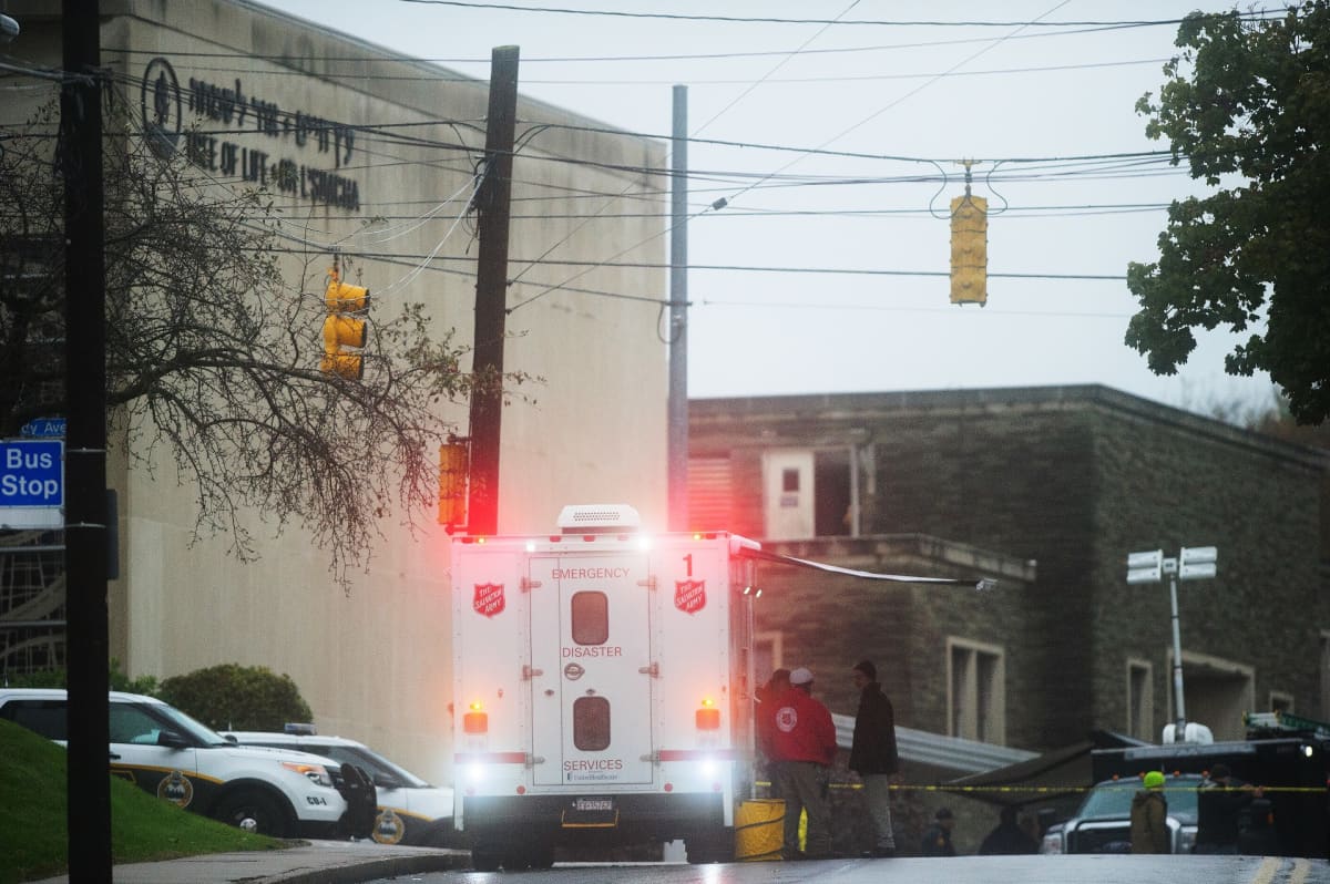 Pittsburghin poliisi ja muut viranomaiset jatkavat ampumavälikohtauksen selvittämistä synagogassa.