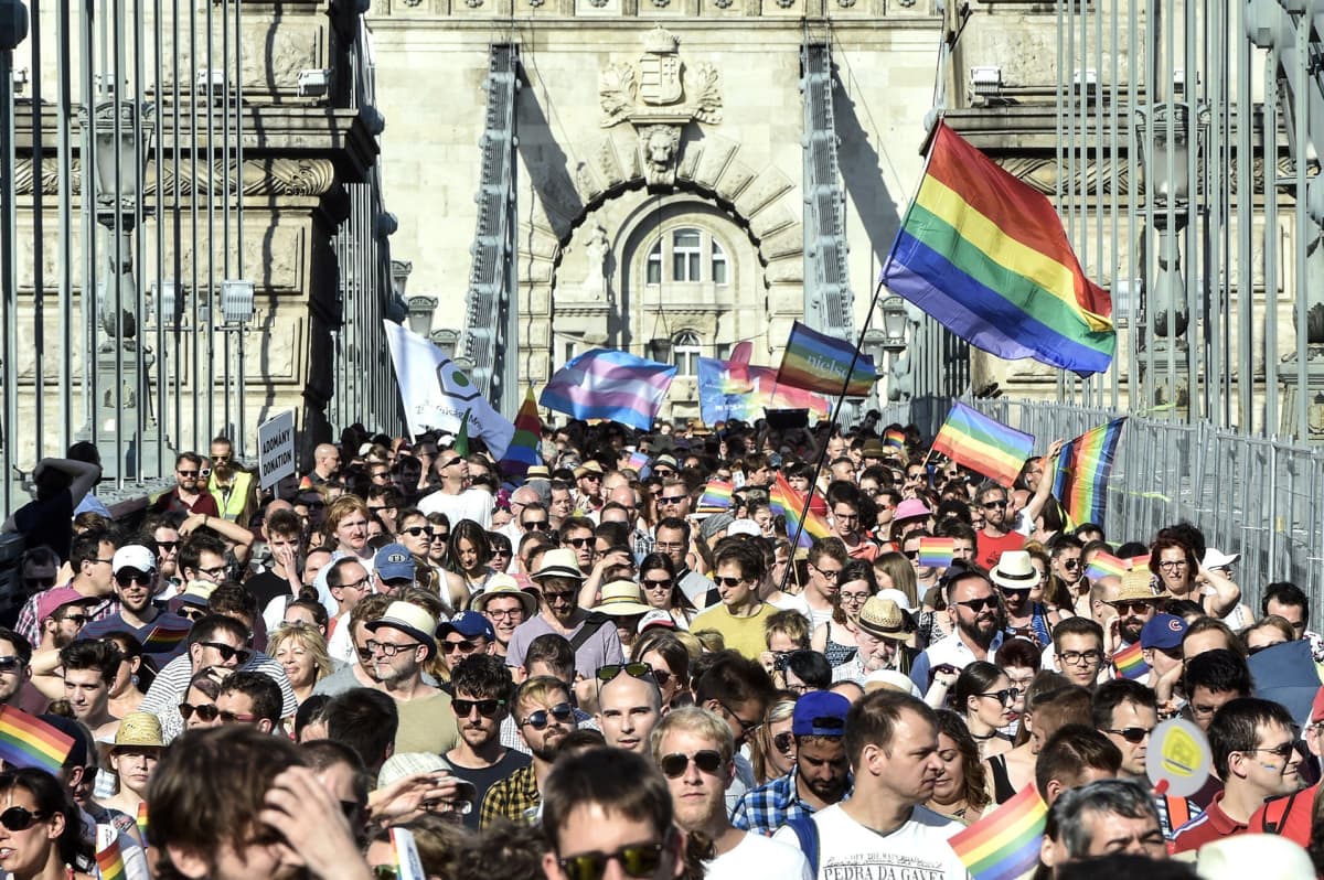 Ihmisiä sukupuoli- ja seksuaalivähemmistöjen oikeuksien marssilla Budapestissä.