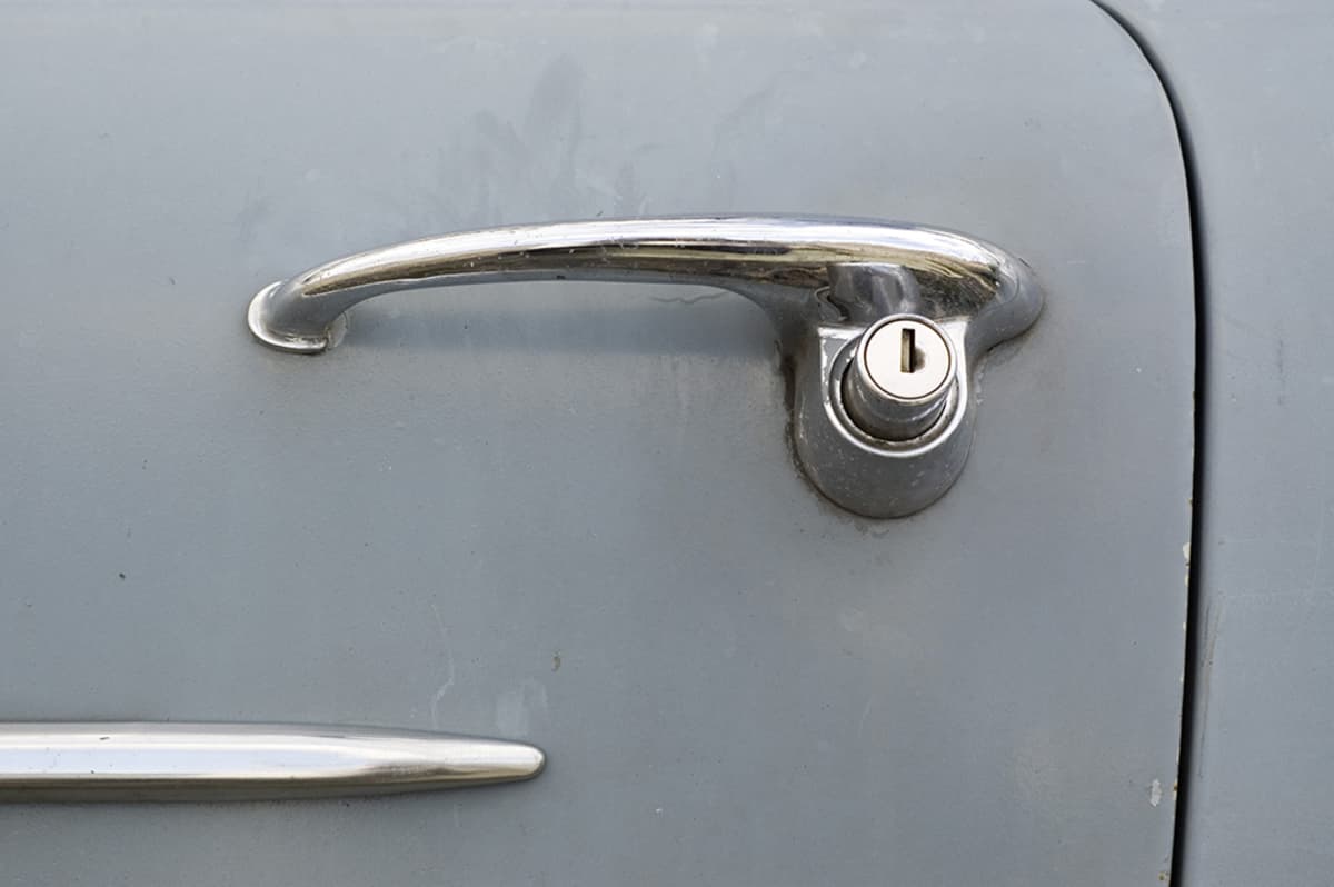 Austin A40 -henkilöauton vanhanmallinen ovenkahva.