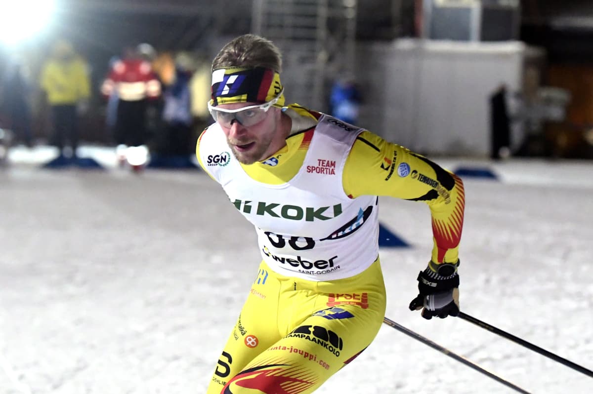 Joni Mäki hiihtää Vantaan Suomen cupissa.