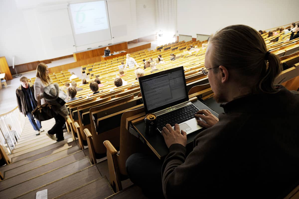 Opiskelija valmistautuu luentoon Helsingin kauppakorkeakoulussa.