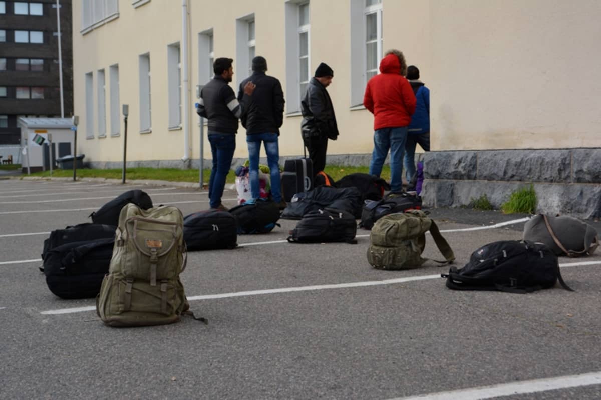 Turvapaikanhakijoita Tornion järjestelykeskuksen edessä.