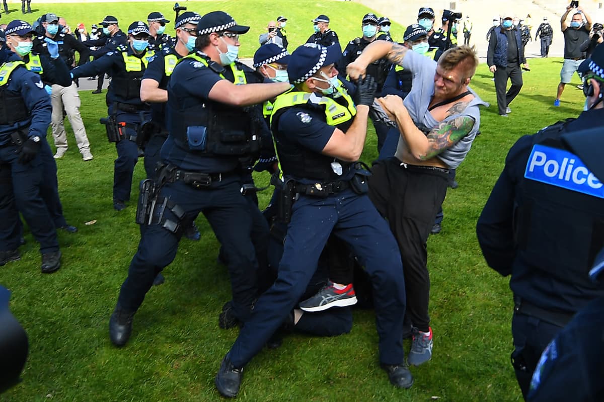 Mielenosoittaja ajautui käsirysyyn poliisien kanssa sotamuistomerkin edustalla Melbournessa Australiassa 5. syyskuuta 2020.
