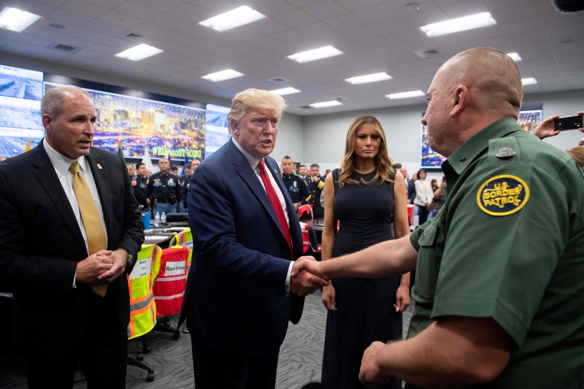 Presidentti Donald Trump ja hänen puolisonsa Melania Trump tapasivat El Pason viranomaisia 7. elokuuta 2019