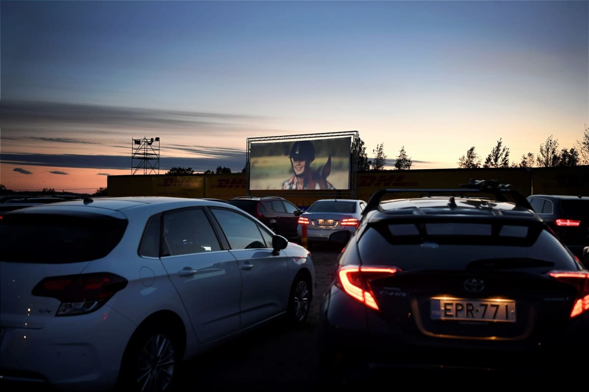 Drive-in-elokuvanäytöksessä esitettiin maanantai-iltana Tuukka Temosen uutuuselokuva "Aika jonka sain" Helsinki-Vantaan lentoaseman kupeessa olevalla pysäköintialueella.