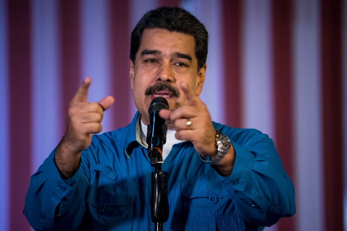 Venezuelan presidentti Nicolas Maduro puhuu ja elehtii käsien avulla.