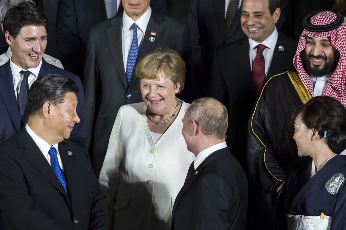 Saksan liittokansleri Angela Merkel G20-tapaamisen yhteiskuvauksessa perjantaina. Etualalla vasemmalla Kiinan presidentti Xi Jinping ja hänen vieressään oikealla Venäjän Vladimir Putin. 