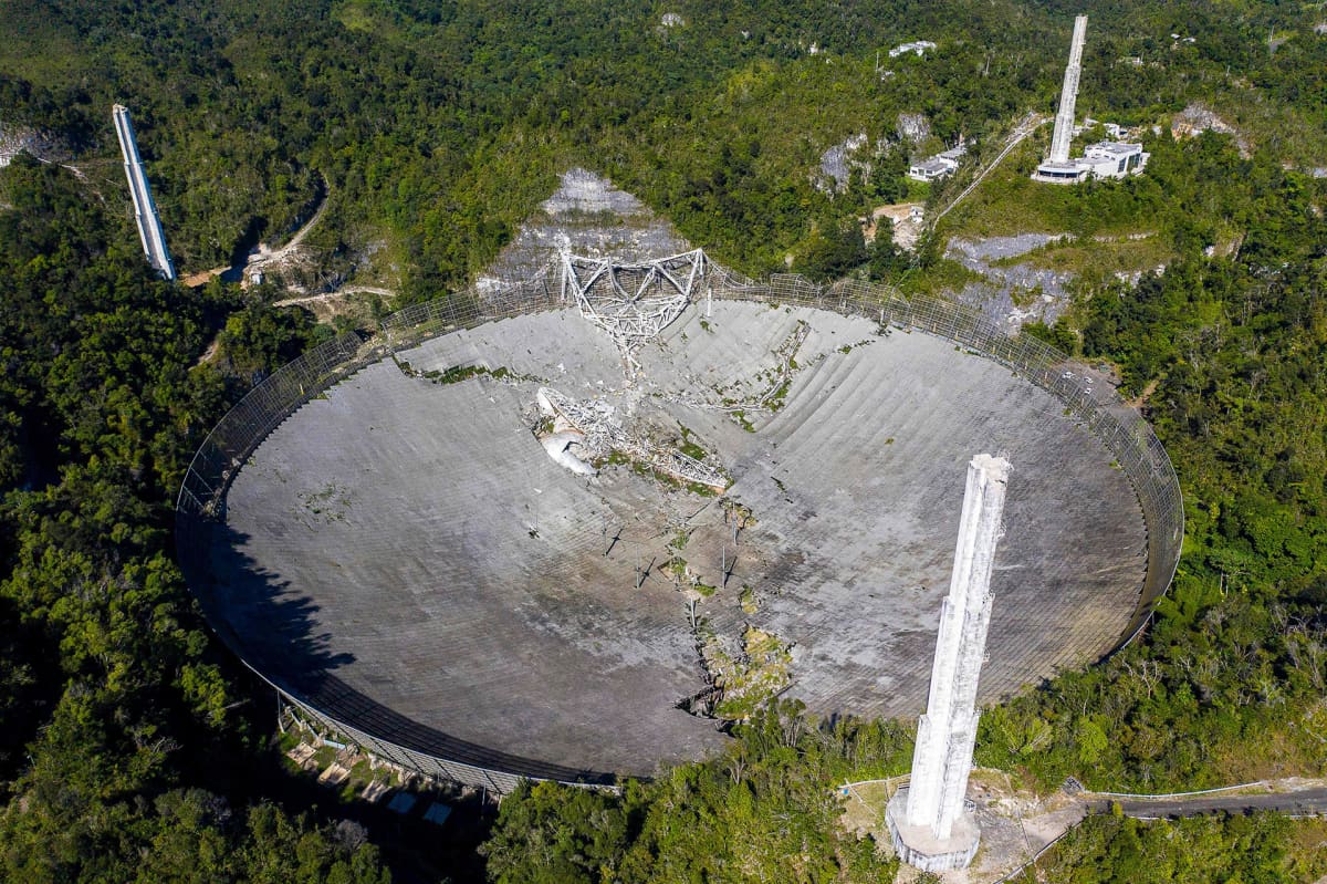 Ilmakuva vaurioituneesta Arecibo Observatoryn teleskoopista.