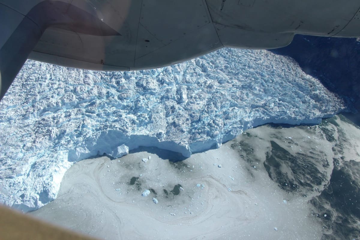 Jakobshavnin jäätikkö, tunnettu myös grönlantilaisella nimellään Sermeq Kujalleq, kuvattuna lentokoneesta.