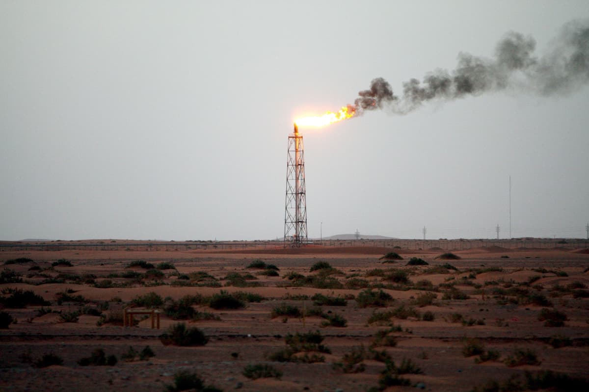 Öljytorni Khuraisin tuotantoalueella Saudi-Arabiassa.