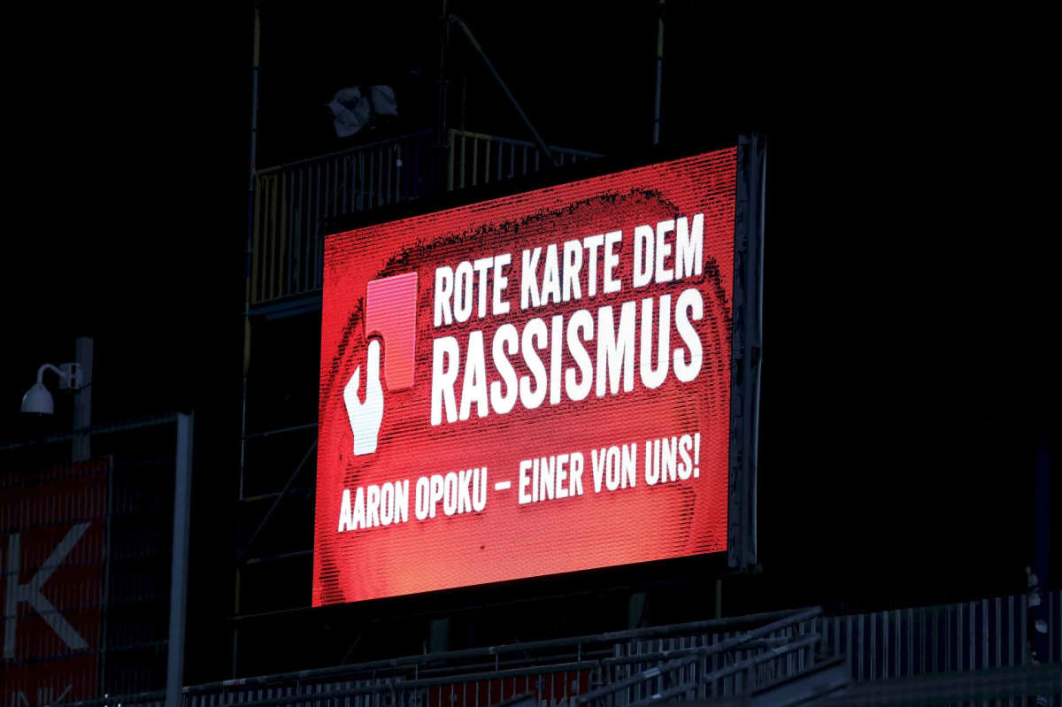 Valotaululla lukee saksaksi: Punainen kortti rasismia vastaan, Aaron Opoku - yksi meistä!