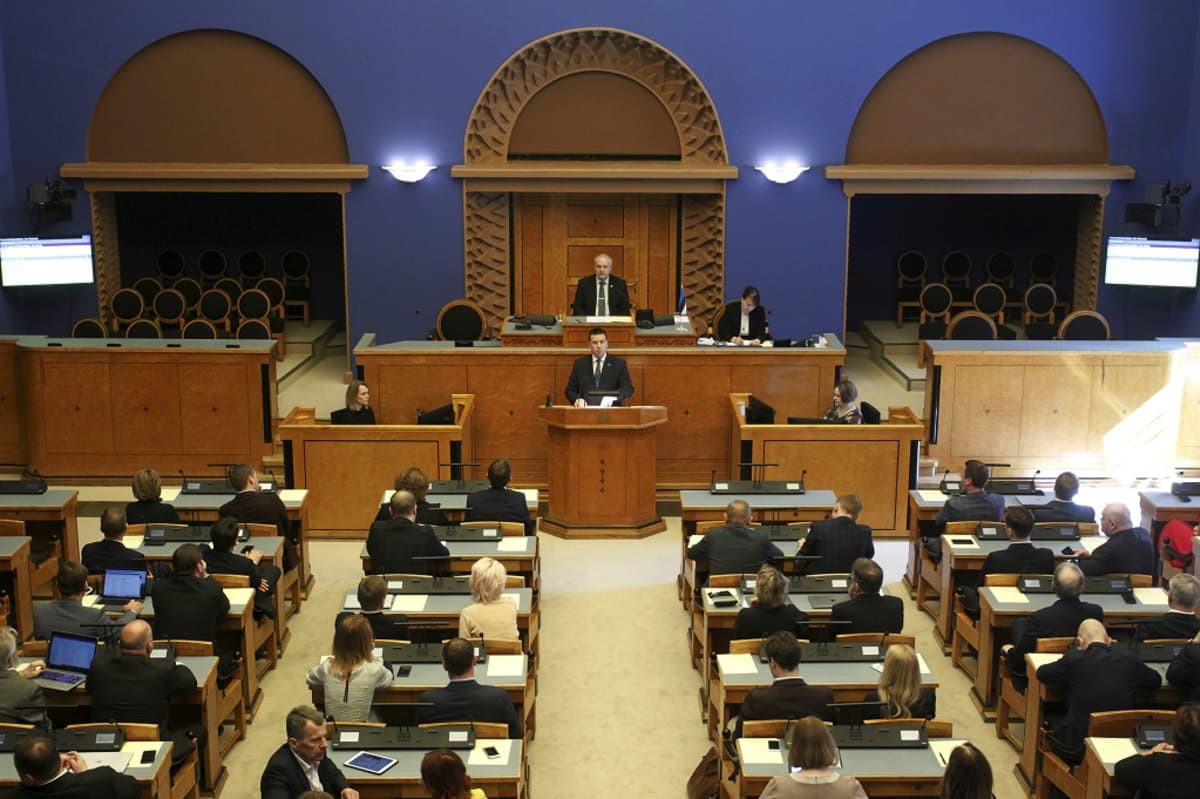 Riigikogun siniseinäinen istuntosali lehteriltä kuvattuna. 