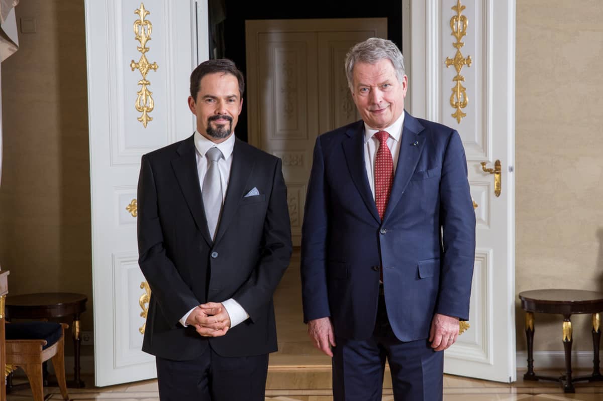 Unkarin Suomen-suurlähettiläs György Urkuti virkaanastujaistilaisuudessa vuonna 2018 tasavallan presidentti Sauli Niinistön kanssa.