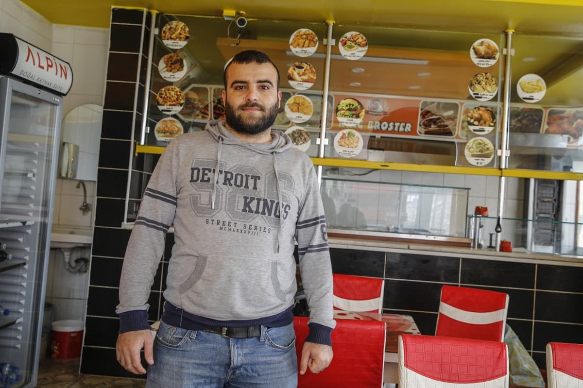 Syyrialaisessa pikaruokaravintolassa työskentelevä Mustafa Faido, 30, tuntee olevansa kotonaan Turkissa.