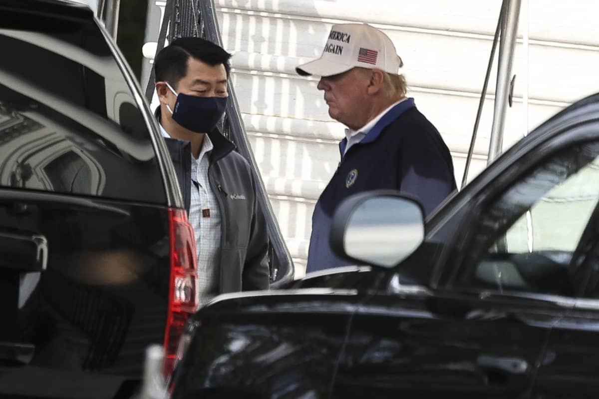 Trump nousemassa autoon, ennen kuin saattue lähti liikkeelle.