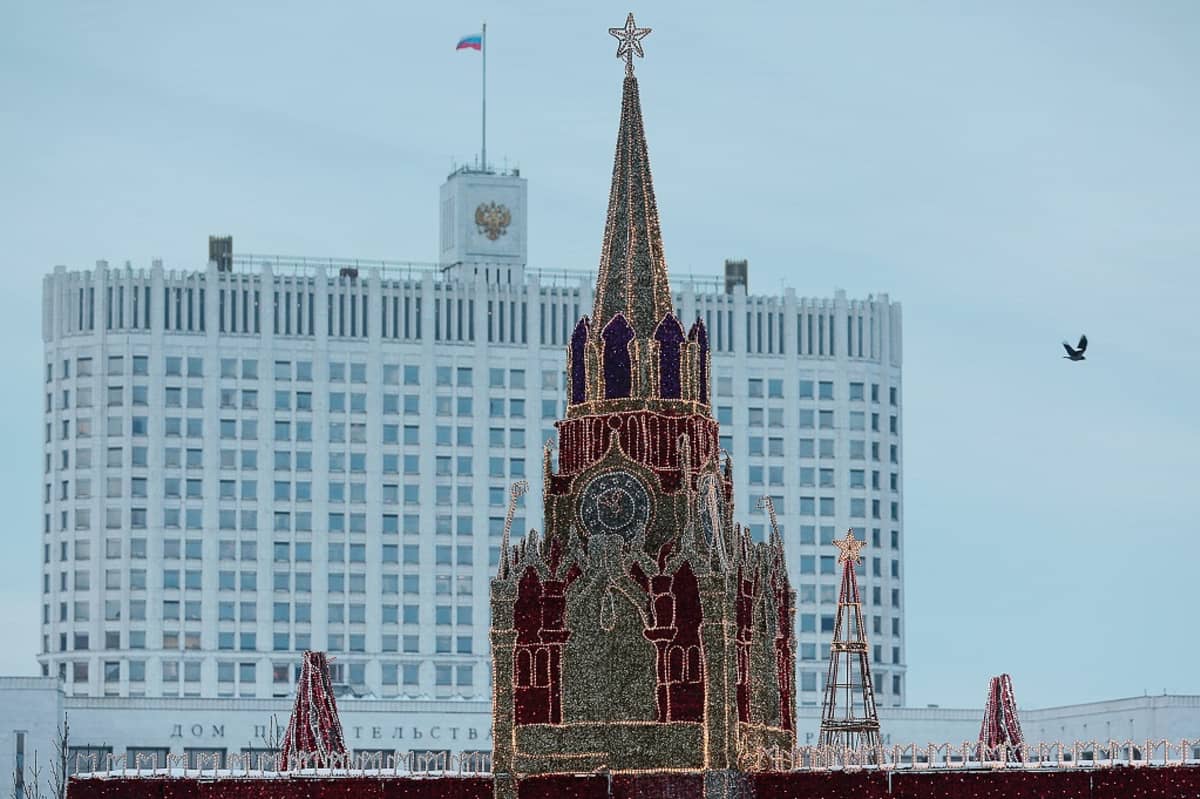 Kuvassa etualalla kirkontorni. Taka-alalla näkyy Kremlin hallintorakennus. 