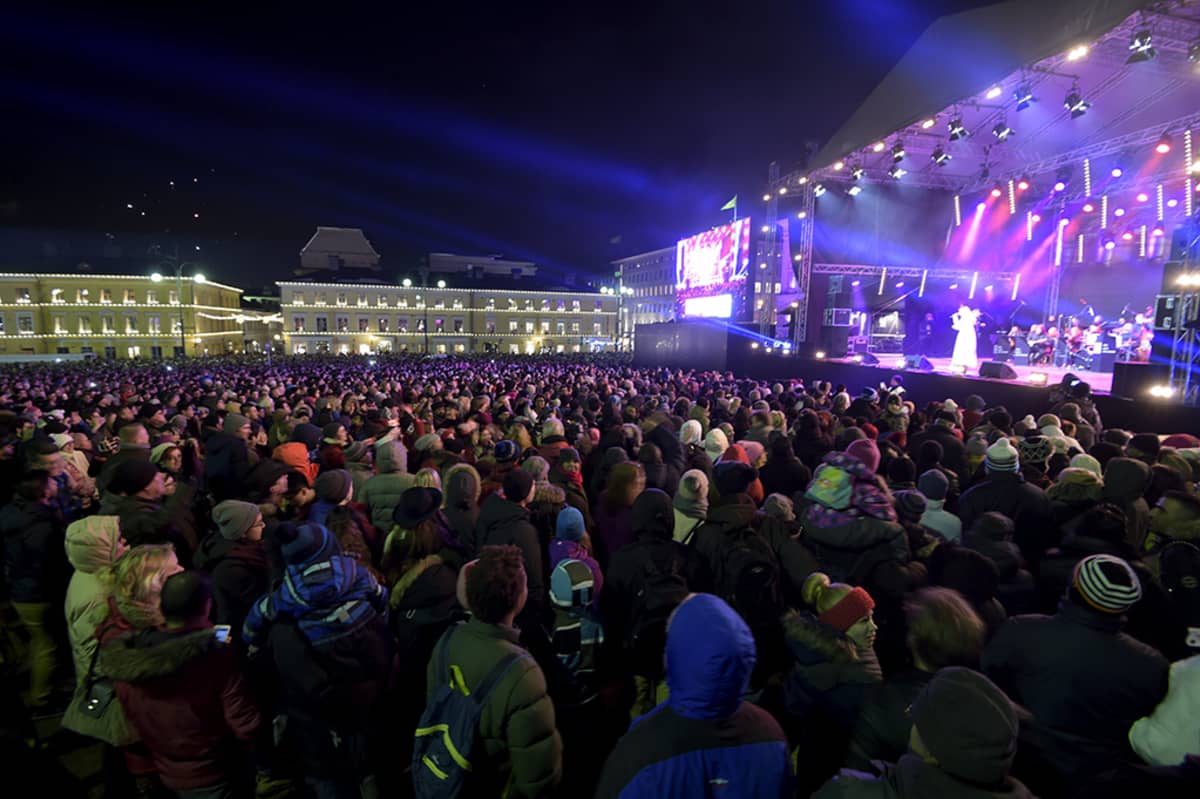 Uutta vuotta juhlistetaan Helsingin kaupungin järjestämässä perinteisessä uudenvuodenjuhlassa Senaatintorilla uudenvuodenyönä 1. tammikuuta