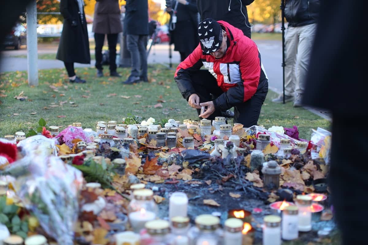 Kronan-koulun pihalle on sytytetty kynttilöitä torstain kouluhyökkäyksen uhrien muistoksi.