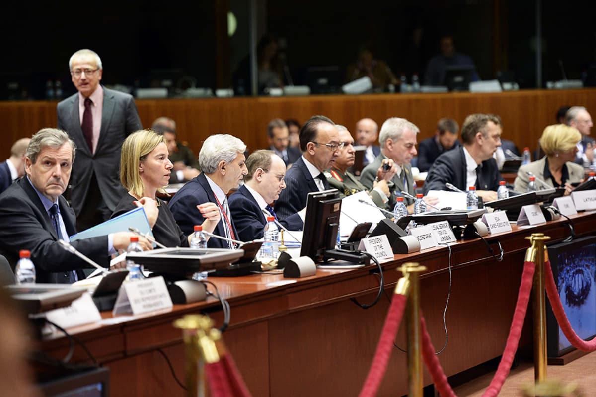  EU:n puolustusministerit päättivät turvatakuulauseen käyttöönotosta kokouksessaan Brysselissä 17. marraskuuta.