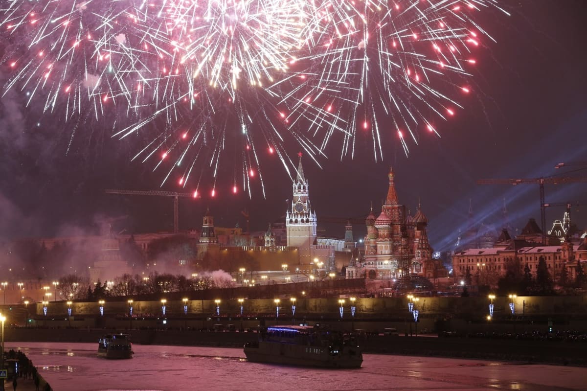 Ilotulitusta Kremlin yllä Moskovassa. Kuva on otettu Moskovajoelta Kremliin päin. Moskovajoella kulkee kaksi alusta.