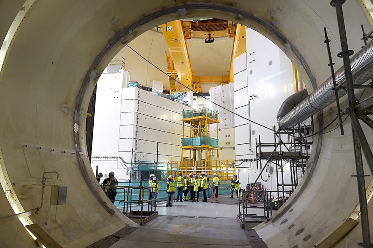 Teollisuuden Voiman OL3 -laitosyksikön reaktorihalli 28. elokuuta 2015.