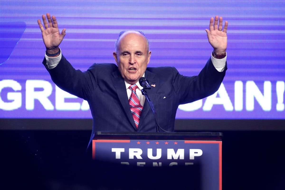Giuliani kädet levällään Trumpin kampanjatapahhtumassa Miamissa syyskuussa.
