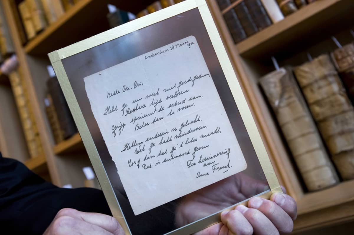 Harvinainen käsinkirjoitettu runo Anne Frankilta, se on päivätty 28. maaliskuu 1942 eli hän oli kirjoittanut sen vähän ennen kuin piiloutui perheensä mukana natsien vainoja. Kirje myyytiin huutokaupassa Hollannissa 22. marraskuuta 2016.