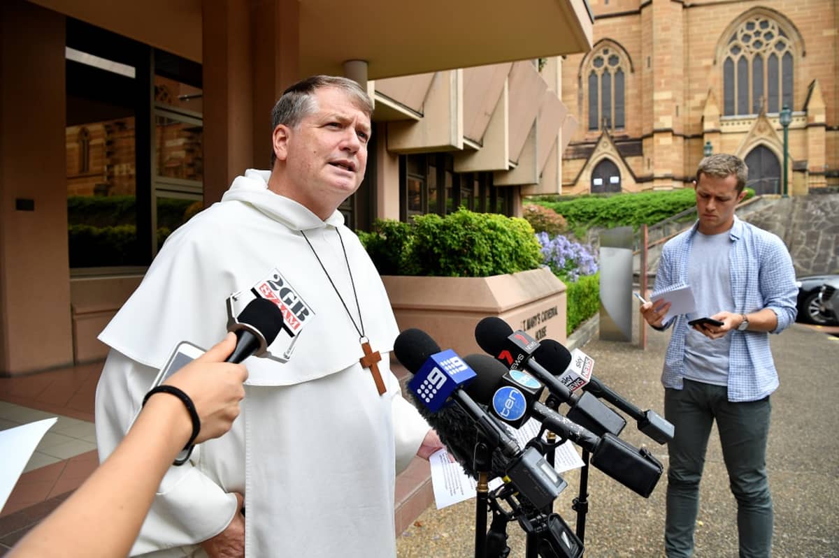 Sydneyn arkkipiispa Anthony Fisher puhui toimittajille.