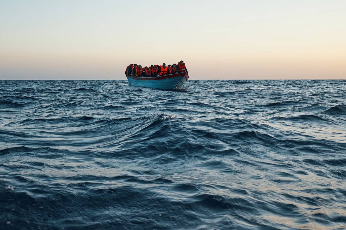 Eurooppaan pyrkiviä turvapaikanhakijoita ja siirtolaisia kuljettanut vene Välimerellä toukokuussa. Veneestä pelastettiin ihmisiä Sea-eye 4 -alukselle.