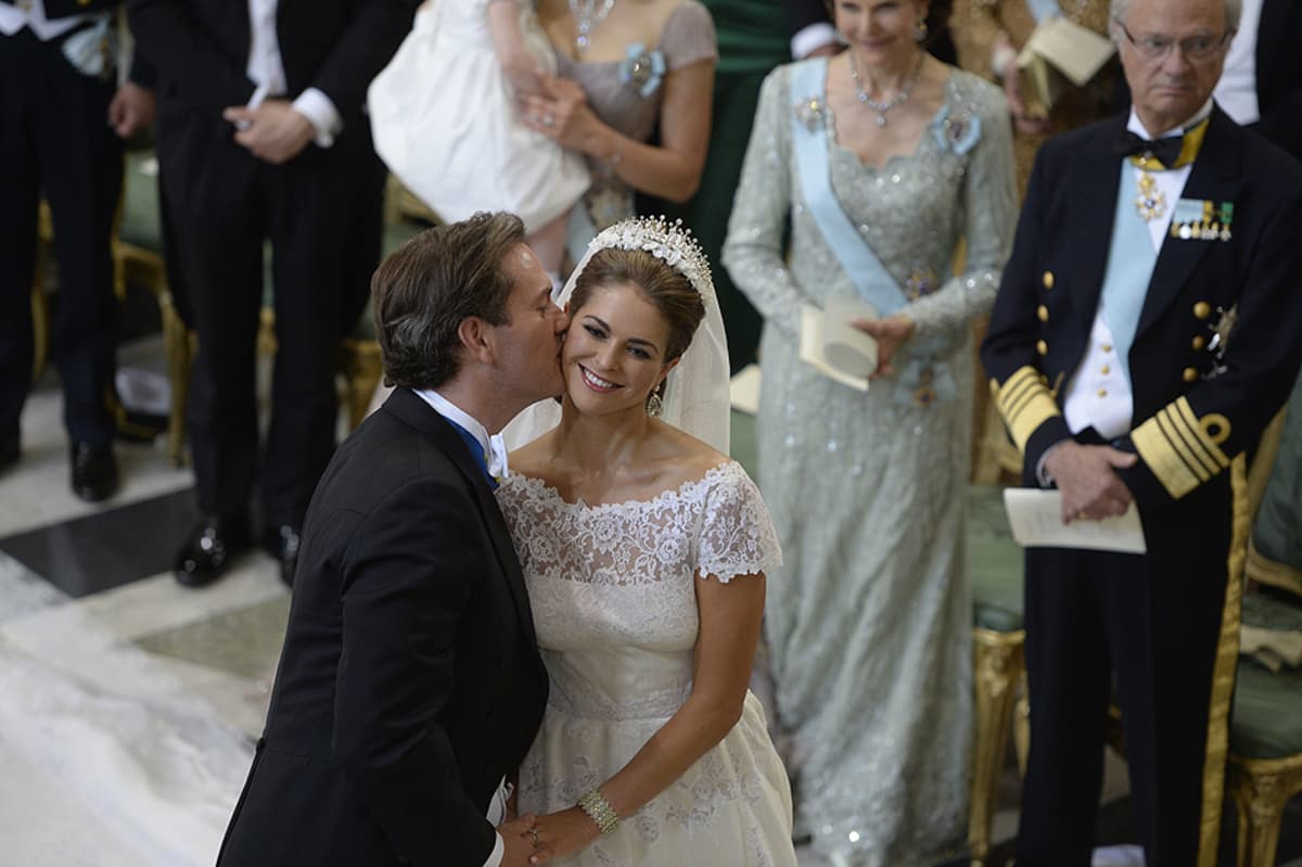 Chris O'Neill suutelee prinsessa Madeleinea poskelle vihkimisen jälkeen.