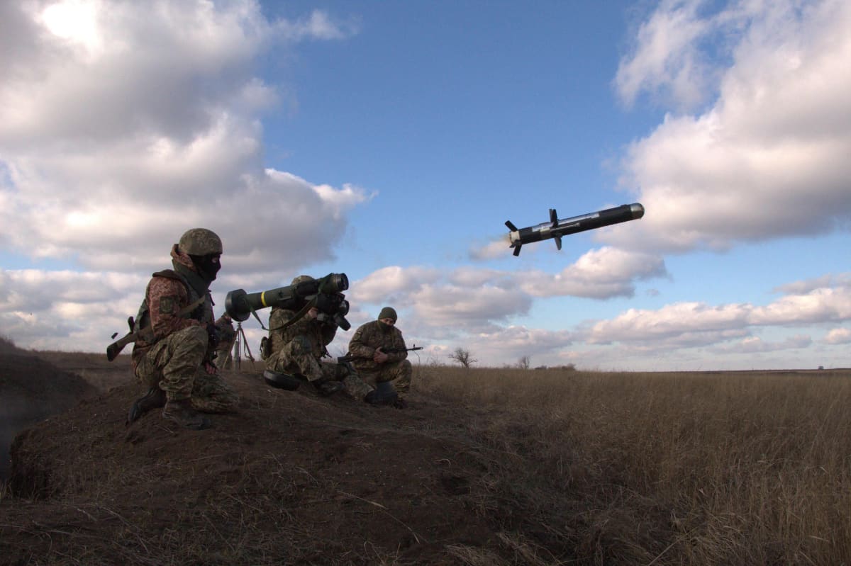 Ukrainan puolustusvoimat ampuu Javelin -ohjuksen.